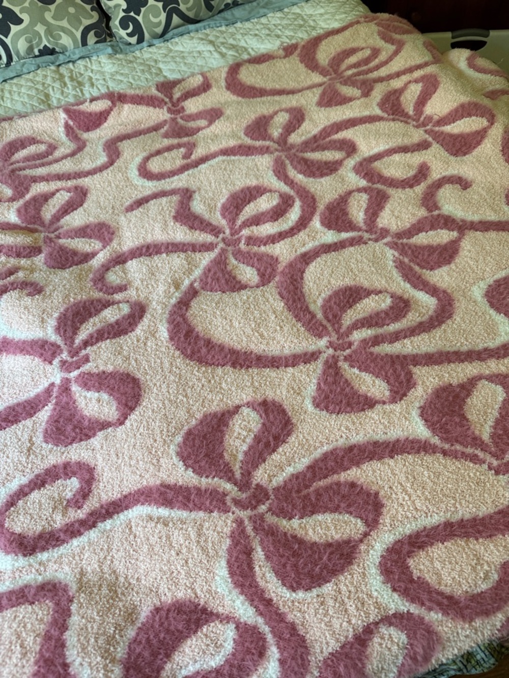 Plush Pink Floral Pattern Throw Blanket - Soft Cozy Home Accent